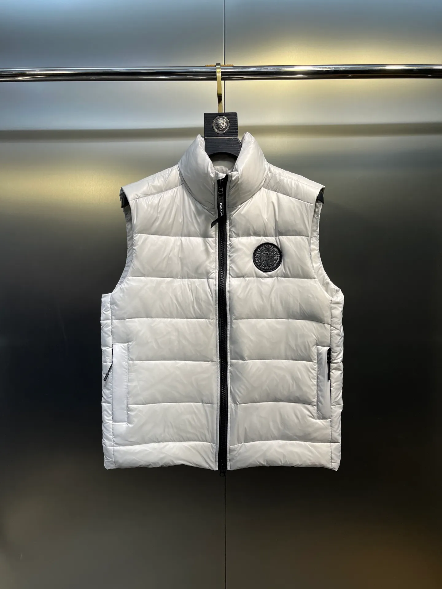 P560 Canadian brand CanadaGoose men's and women's CROFTON lightweight down vest 2229M DWR water-repellent treatment WindWall windproof fabric 700 fleece filling original mold opening details one to one production The upper body effect is stunning Exclusively available on the Xiaohongshu purchasing platform The highest version on the market Size: XS S M L XL XXL